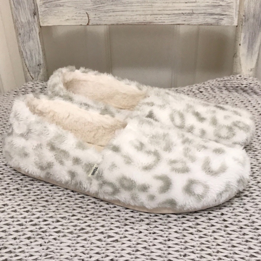 NWOT Toms White Snow Leopard Fleece Alpargata